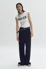 Top de algodón sin mangas con diseño de texto frontal decorado con tachas metálicas. Presenta un ajuste entallado, cuello redondo y cordones laterales en contraste que permiten el ajuste de la prenda.