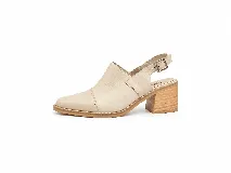Zapato destalonado de cuero color beige con textura símil cocodrilo, punta fina y taco cuadrado de madera. Cuenta con una correa trasera regulable con hebilla metálica.