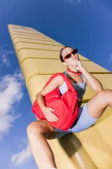 Bolso deportivo tipo duffel bag de nylon color verde oliva, con asas de mano y correa ajustable para llevar al hombro.