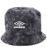 Gorro tipo bucket de la marca Umbro, color negro con estampado abstracto de líneas onduladas en gris oscuro. Presenta el logo de la marca bordado en blanco en la parte frontal.