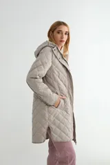Campera acolchada negra con diseño de rombos, cierre frontal con cremallera y botones a presión, y capucha integrada.