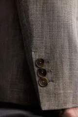 Blazer de corte slim fit confeccionada en tejido con viscosa, con cuello de solapas de muesca, cierre frontal de un botón, bolsillos de solapa en la cadera y bolsillo de vivo en el pecho.
