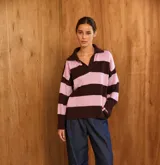 Sweater de punto con diseño de rayas horizontales anchas en color marrón y rosado, con cuello polo y mangas largas con puños acanalados.