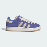 Championes Adidas Campus 00s, color violeta con detalles en beige. Presentan un diseño inspirado en los años 2000 con lengüeta doble, cordones anchos, empeine de piel y suela de goma con base color caramelo.