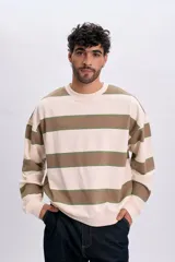 Buzo deportivo de rayas anchas marrones y verdes sobre base beige, con cuello redondo y diseño holgado.