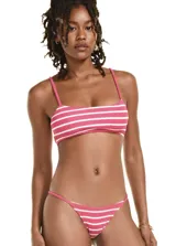 Conjunto de bikini con top de corte recto y tirantes finos, y bombacha de laterales finos. Tejido de malla texturizada a rayas horizontales rosas y blancas con elastano.