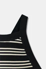 Top negro de tejido de punto, con cuello halter y corte ajustado.