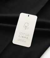 Pantalón de sastrería color negro, de corte recto y fluido. Presenta cintura estructurada con trabillas, cierre frontal con botón y cremallera, pliegues delanteros y bolsillos laterales funcionales.