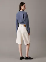 Buzo azul de felpa con cuello redondo y logo Calvin Klein Jeans estampado en amarillo en el pecho.