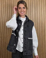 Chaleco de denim negro 100% algodón, con bolsillos frontales amplios decorados con costuras a contratono y cierre frontal de botones.