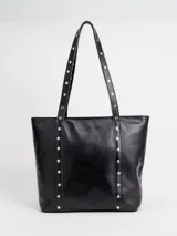 Cartera tote de cuero natural color beige, con doble asa larga para hombro y cierre superior con broche.