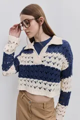 Sweater crop de punto calado a rayas horizontales azules y beige, con cuello tipo polo, escote en V y mangas largas.