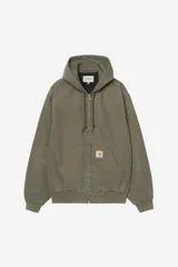 Campera Carhartt WIP modelo OG Active Jacket, de corte holgado, color verde militar, con capucha con cordón de ajuste, cierre frontal de cremallera metálica, bolsillos tipo canguro y parche con logo de la marca.
