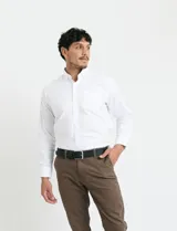 Camisa de tejido Oxford con cuello button-down, manga larga y bolsillo frontal. Presenta botones al tono y un corte clásico.