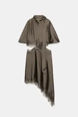 Vestido midi de satén con cuello subido y mangas cortas tipo capa. Presenta aberturas laterales con aplicación de encaje a tono, un pañuelo integrado en el cuello y bajo asimétrico con terminación en encaje.