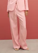 Pantalon de lino color rosado, de corte recto y tiro medio. Presenta cintura elástica con lazo ajustable y diseño largo.