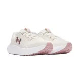 Championes de running Under Armour modelo Charged Surge 4, color blanco con detalles en rosado. Presentan una parte superior de malla transpirable, entresuela con tecnología Charged Cushioning para mayor amortiguación y logo de la marca en el lateral.