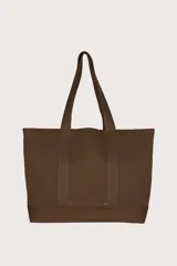 Bolso tipo shopper grande de color tostado, con diseño de textura acanalada y asas largas para llevar al hombro. Presenta el logo de la marca Zingara grabado en la parte frontal inferior.