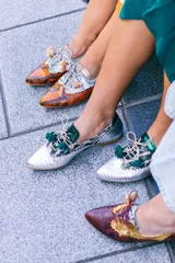 Zapato blucher plateado con estampado animal print, cordones y detalle de flor en el final del cordón. Interior 100% piel y suela de cuero. Incluye plantilla de lana y piel.