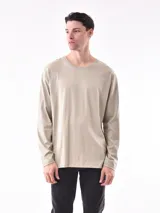 Remera de manga larga color beige claro, con cuello redondo y calce regular.