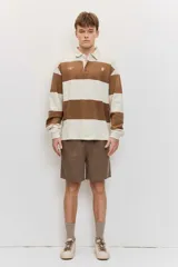 Buzo de frisa estilo polo con diseño de rayas horizontales anchas en tonos marrón y beige, manga larga y cuello camisero con botones ocultos.