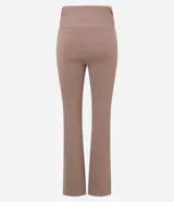 Pantalón deportivo de tiro alto con corte flare, confeccionado en microfibra elástica. Presenta un diseño ajustado en caderas y muslos con una apertura acampanada desde la rodilla y detalle de tajo lateral en el ruedo.