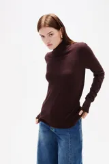 Polera de lyocell color negro, con cuello alto y ajuste al cuerpo, de manga larga.