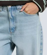 Pantalón baggy de jean en color azul claro, con cintura mediana, corte amplio y recto. Cuenta con bolsillos funcionales, trabillas para cinturón y cierre frontal con botón y cremallera.