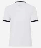 Remera blanca de algodón con cuello redondo y ribetes negros en cuello y mangas. Presenta un estampado frontal de cuatro personajes de estilo chibi inspirados en el K-Pop, con la palabra "HANTRIX" en la parte superior.