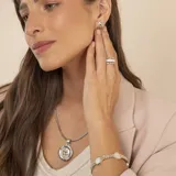 Pulsera de diseño articulado que combina eslabones trenzados en plata con detalles en oro y piezas circulares centrales con incrustaciones de nácar.