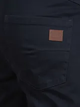 Pantalón de calce comfort confeccionado en tejido sateen de algodón con spandex. Presenta un acabado suave al tacto y un teñido uniforme en color azul marino.