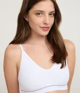 Kit de dos soutienes sin copa ni aro, uno blanco y otro gris, confeccionados en tejido seamless texturizado de microfibra. Ambos tienen escote en V, breteles finos ajustables y una banda elástica con el logo "Lov" en la parte inferior.