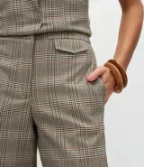 Pantalón de sastrería con corte recto y estampado de cuadros, confeccionado en tejido estructurado con cintura definida.
