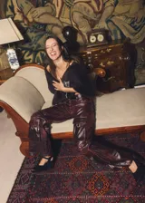 Pantalón cargo de cuero con efecto desgastado, de tiro medio y silueta recta amplia. Presenta múltiples bolsillos cargo con solapa y herrajes metálicos en el frente, además de bolsillos traseros de gran tamaño.