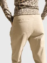 Pantalón tipo babucha de corte holgado, color negro, con cintura elastizada y cordón ajustable. Presenta pinzas delanteras, bolsillos laterales y terminación con dobladillo en los tobillos.