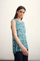 Blusa sin mangas con estampado abstracto en tonos verde y beige.