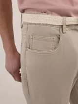 Pantalón de gabardina de corte slim fit y tiro medio, con diseño de cinco bolsillos y cierre de cremallera.