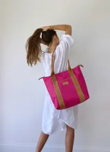 Vestido blanco de lino, corte holgado, con cuello redondo, mangas 3/4 con botones y cierre frontal parcial con botones de madera.