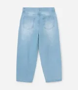Pantalón de jean corte baggy, de tiro alto y pierna ancha, con diseño de cinco bolsillos, trabillas para cinturón y cierre frontal con botón y cremallera.