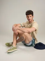 Remera de hombre color petróleo, de corte clásico y manga corta.