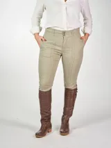 Pantalón chupín de gabardina elastizada color azul petróleo, tiro alto, con alforzas en delantero y trasero, pretina ancha con doble botón, bolsillos traseros falsos y terminación de bajo con puño y botón.