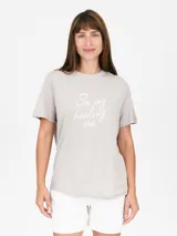 Remera de algodón color negro, de corte clásico con cuello redondo y mangas cortas. Presenta la palabra 'UNBOTHERED' estampada en letras blancas en el centro del pecho.