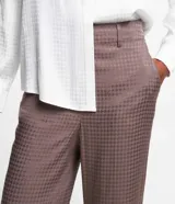 Pantalón recto de jacquard con estampado mini pied-de-poule, trabillas en la cintura y bolsillos tipo cuchillo.