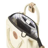 Bolso pequeño color beige con detalles en cuero sintético marrón. Tiene doble asa corta, correa larga desmontable con logo Cabaia y cierre con cremallera.