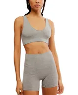 Short gris de calce ajustado, confeccionado en tejido de punto acanalado.