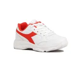 Championes deportivos Diadora modelo Wimbledon, color blanco con detalles en rojo vibrante en el forro interior y el logo lateral. Suela gruesa de goma blanca.