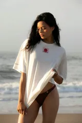 Remera oversize blanca con estampado en la espalda que dice "Sunset Clap Club uruguayan members only".