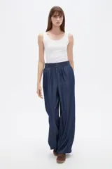Pantalón ancho de tiro alto confeccionado en lyocell, color azul, con cintura elástica fruncida y bolsillos laterales.