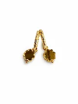 Par de dijes colgantes en forma de flor con acabado espejado dorado, diseñados para ser utilizados como complemento en aros tipo argolla.