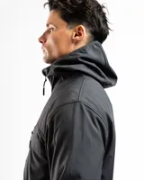 Campera negra con capucha y cierre frontal, de corte clásico y bolsillos laterales con cierre.